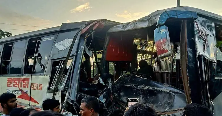 দুর্ঘটনাকবলিত বাস দু’টি